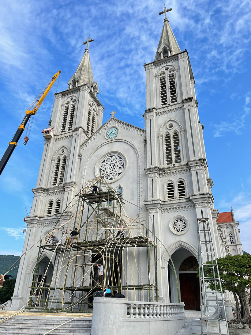 Trang trí nhà thờ đón Giáng sinh.
