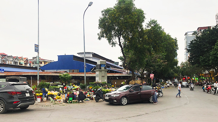 Một góc chợ tạm trên phố Doãn Kế Thiện.