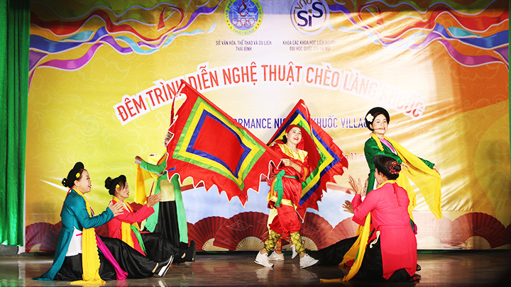 Tiết mục “Ván cờ tiên” do các nghệ nhân làng Khuốc (xã Phong Châu, huyện Đông Hưng, Thái Bình) biểu diễn. Ảnh: VNU - SIS