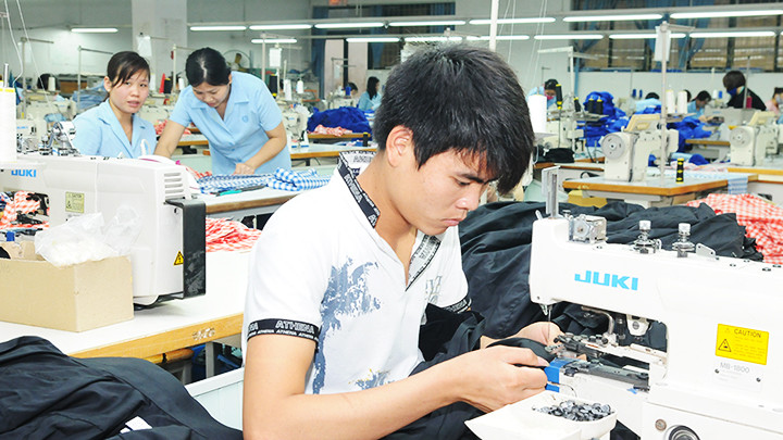 Doanh nghiệp dệt may cần chủ động xây dựng chuỗi liên kết với nhà cung ứng vật liệu. Ảnh: BẮC SƠN