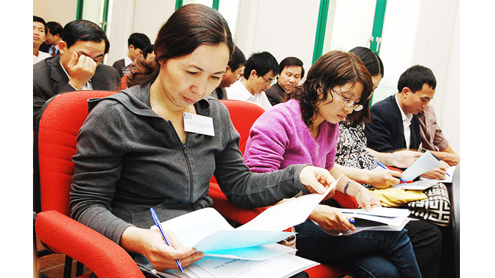 Cổ đông xem xét báo cáo tài chính của công ty tại đại hội cổ đông. Ảnh: NAM ANH