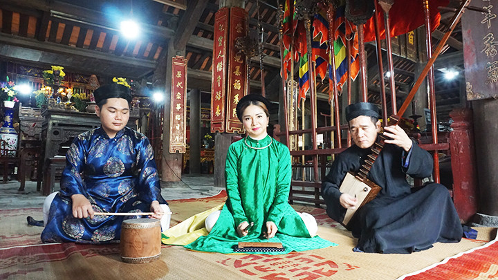 Ca nương Nguyễn Thị Hồng Tâm (giữa) - Giải A cá nhân trên 18 tuổi Liên hoan Ca trù Hà Nội lần thứ ba - năm 2022.