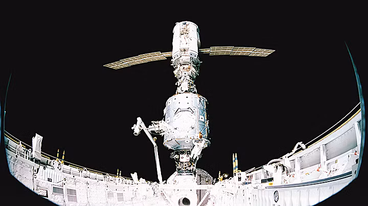 Ghép nối 2 modul đầu tiên Zarya và Unity. Ảnh: ISS