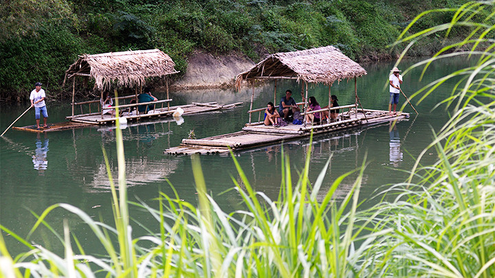 Du khách có trải nghiệm thú vị dọc suối Nủa trên những bè tre.