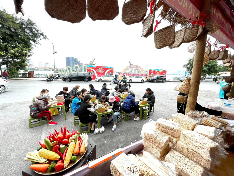 Quầy hàng lấn chiếm lòng đường tại “Hội chợ Xúc tiến thương mại gắn kết quảng bá du lịch, văn hóa địa phương”.