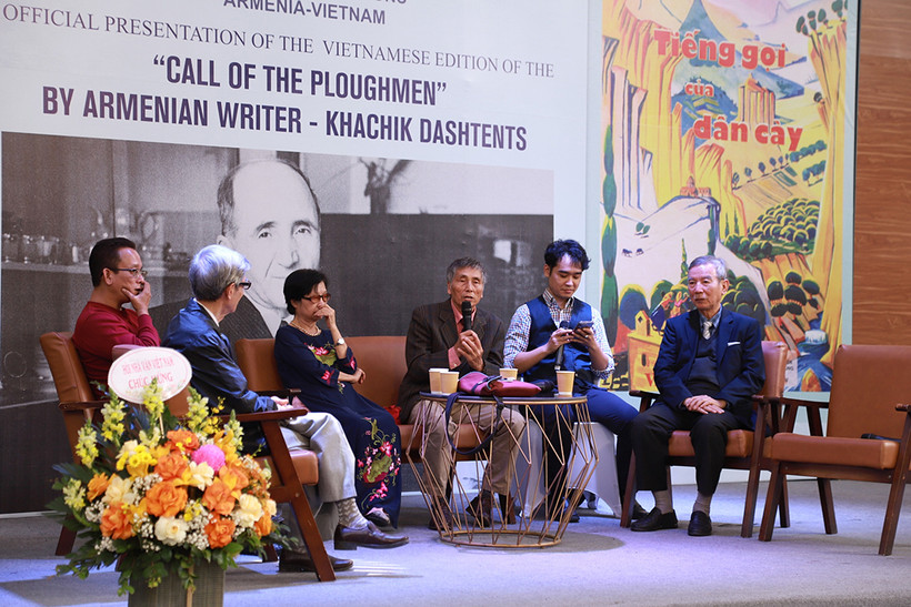 Nhóm dịch giả trong cuộc ra mắt sách gần đây.