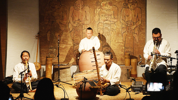 Nhóm Đàn Đó kết hợp với nghệ sĩ saxophone Quyền Thiện Đắc.