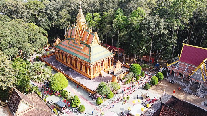 Chùa Âng thu hút nhiều du khách đến tham quan.