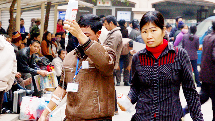 Các bệnh viện tuyến trung ương luôn trong tình trạng quá tải. Ảnh: HẢI NAM