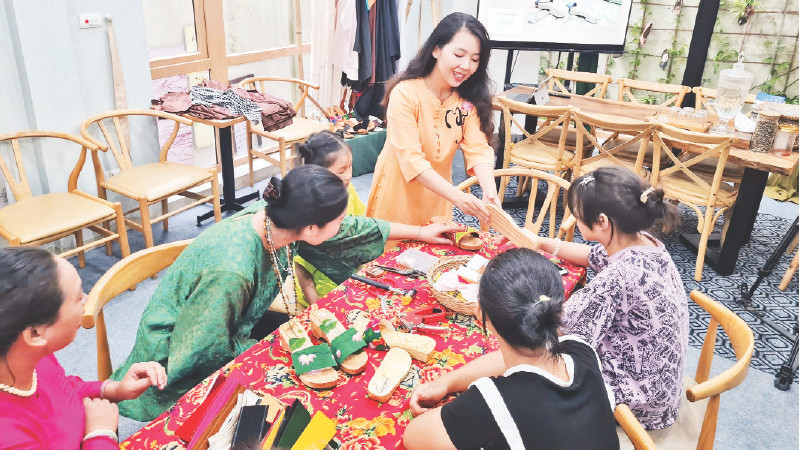 Hướng dẫn khách làm guốc mộc trong một workshop tại Am Cà kê.