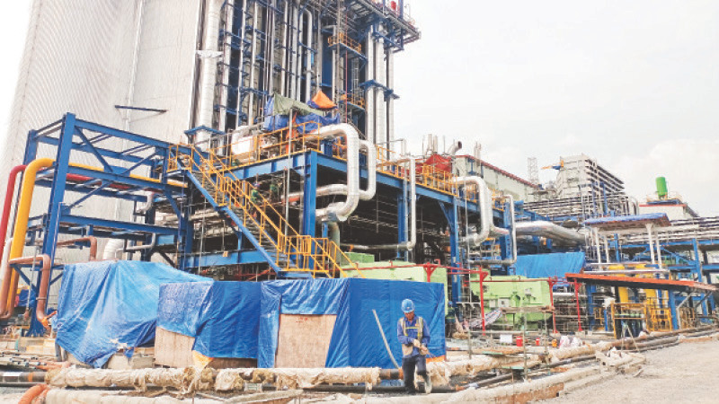 Các kỹ sư, người lao động đang khẩn trương hoàn thành các hạng mục của dự án.