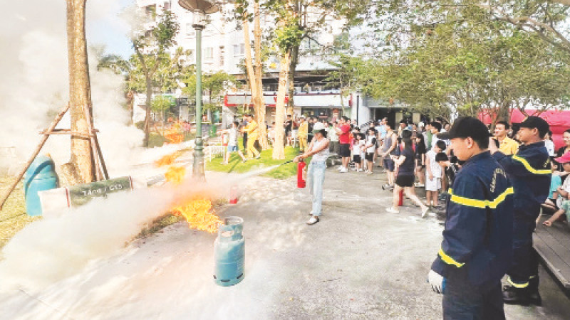 Lực lượng chức năng huyện Thanh Trì tập huấn kỹ năng phòng cháy, chữa cháy cho người dân. (Ảnh Ngọc Anh)