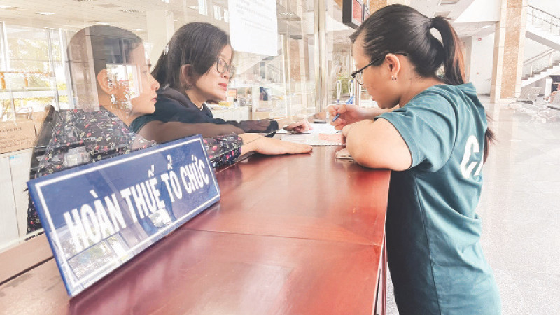 Người dân làm thủ tục hoàn thuế tại Cục Thuế Thành phố Hồ Chí Minh. 