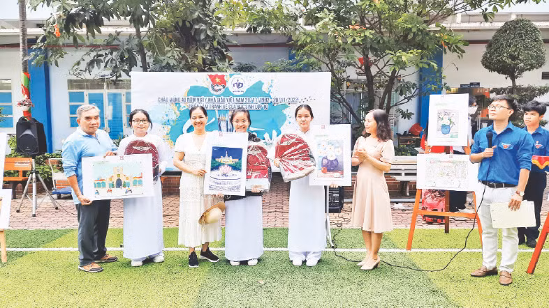 Triển lãm tranh vẽ của học sinh lớp 10 Trường trung học phổ thông Nguyễn Du, Quận 10, Thành phố Hồ Chí Minh.