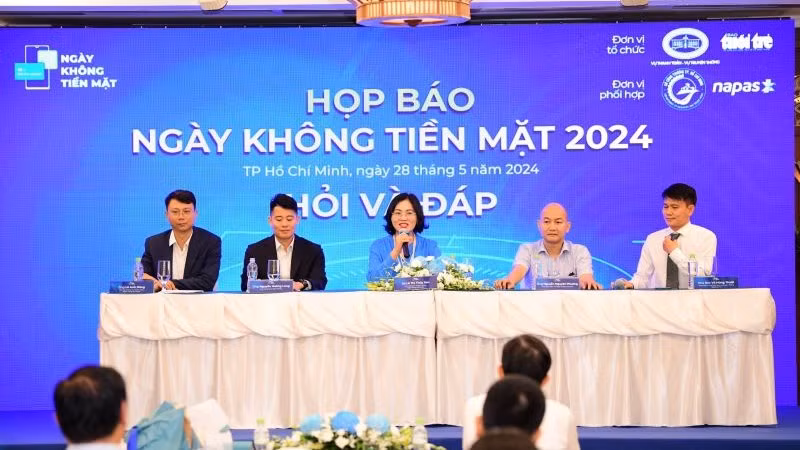 Các đại biểu chia sẻ thông tin về chuỗi sự kiện Ngày không tiền mặt năm 2024.