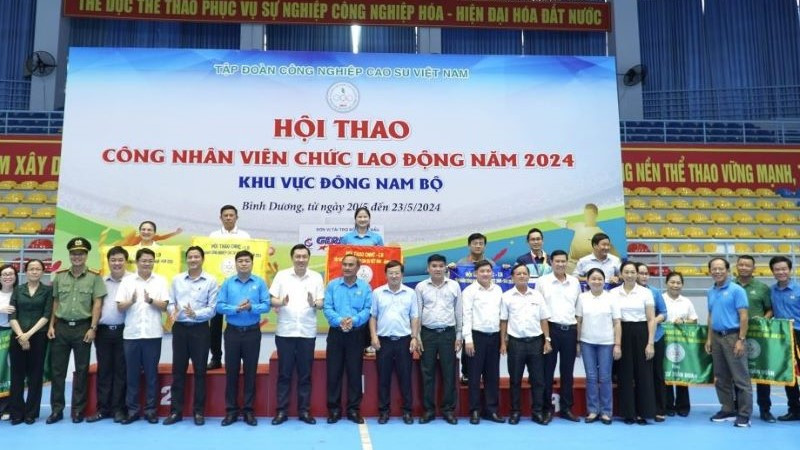 Các đội thi nhận cờ chụp ảnh lưu niệm cùng lãnh đạo Tập đoàn Công nghiệp Cao-su Việt Nam và Ban tổ chức.