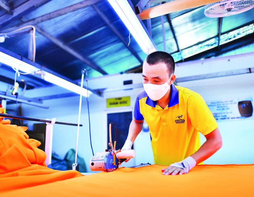 Thành phố cần tiếp tục tháo gỡ khó khăn để doanh nghiệp bứt tốc thời gian tới. Trong ảnh: Công nhân Công ty TNHH May mặc Dony trong giờ làm việc.