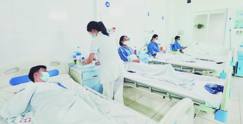 Điều trị bệnh nhân sốt xuất huyết tại Bệnh viện Thanh Nhàn. (Ảnh: MINH QUYẾT)