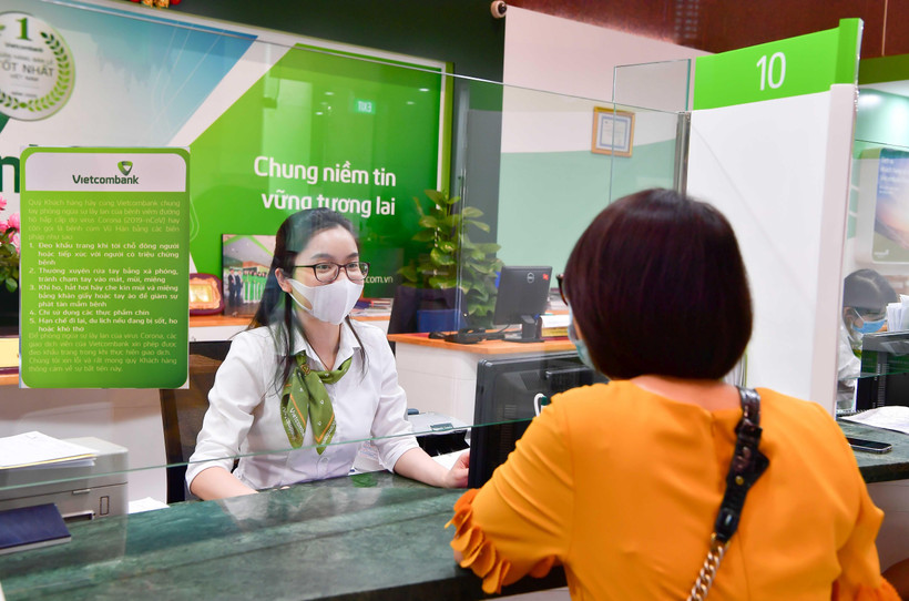 Khách hàng giao dịch tại chi nhánh Vietcombank.