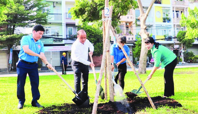 Lãnh đạo Mặt trận Tổ quốc thành phố và UBND quận 8 trồng cây xanh tại công viên Him Lam, quận 8.