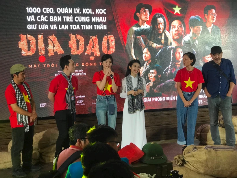 Đạo diễn Bùi Thạc Chuyên cùng các diễn viên giao lưu với khán giả tại buổi chiếu.