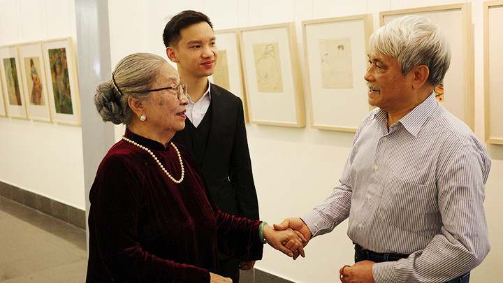 Tại triển lãm, bà Lê Thị Thu, vợ họa sĩ Huỳnh Phương Đông xúc động khi gặp lại đồng nghiệp trong chiến trường của chồng mình - họa sĩ Lương Xuân Hiệp. 