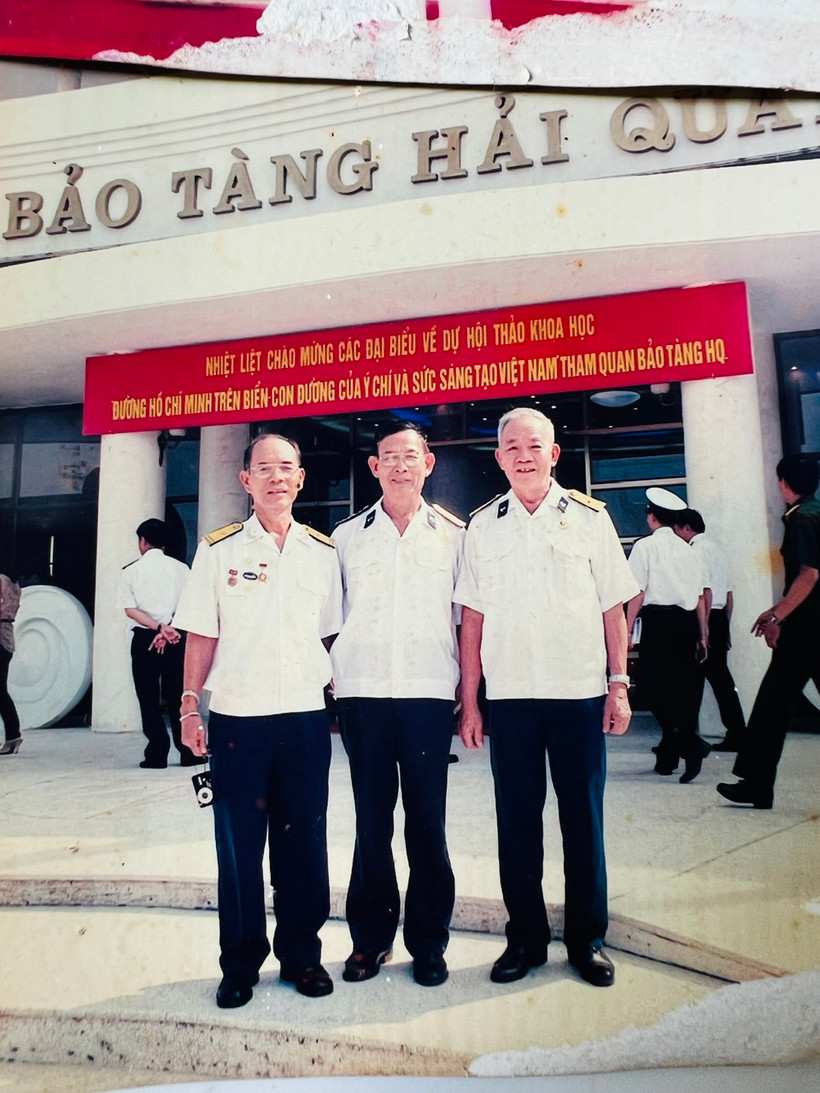 Thuyền trưởng Nguyễn Xuân Thơm (bên trái) và Thuyền trưởng Nguyễn Văn Đức (bên phải) cùng Thuyền trưởng tàu 675 Phạm Duy Tam chụp ảnh lưu niệm trong lần thăm Bảo tàng Hải quân.