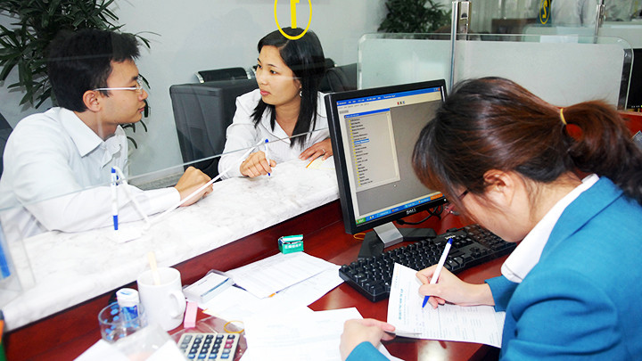 Giao dịch tại Ngân hàng Oceanbank. Ảnh: NGUYỆT ANH