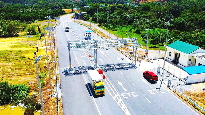 Trạm thu phí trên đường cao tốc bỏ barie.