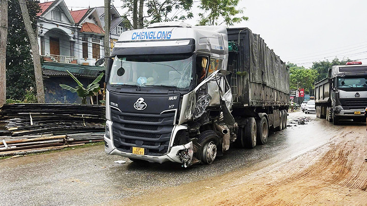 Vụ TNGT nghiêm trọng khiến 1 nạn nhân đã tử vong ngay tại hiện trường. Ảnh: ĐỨC THẮNG