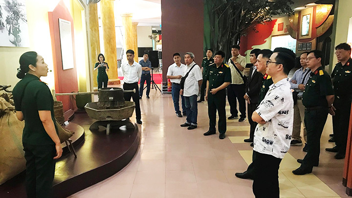 Văn nghệ sĩ thực tế sáng tác tại Bảo tàng Hậu cần - Kỹ thuật.