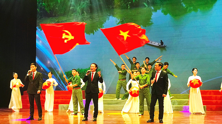 Hào hùng, sống động, trẻ trung. Đó là một số đòi hỏi với nghệ sĩ hôm nay khi truyền tải các ca khúc cách mạng. Ảnh: HOÀNG HOA