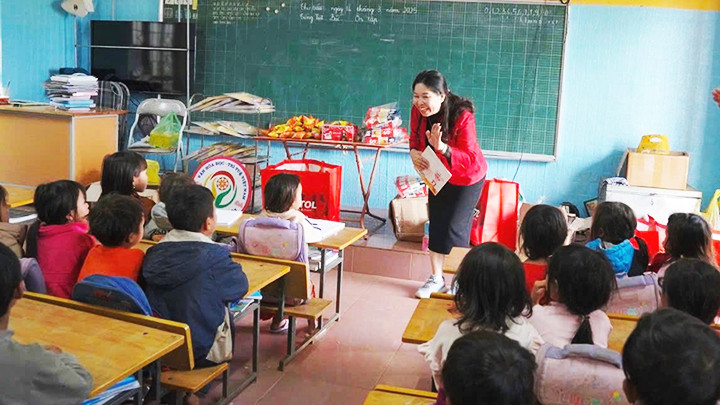 Cô Mão trong chuyến đi xây dựng tủ sách cộng đồng tại điểm trường Bản Bẹ thuộc xã vùng cao Tà Xùa, huyện Bắc Yên, tỉnh Sơn La.