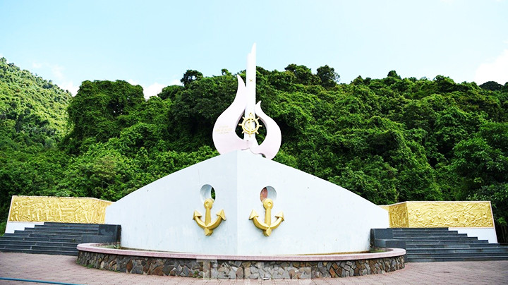 Đài tưởng niệm tàu không số Vũng Rô tại Khu Di tích lịch sử Vũng Rô. Ảnh: BÁO TIỀN PHONG
