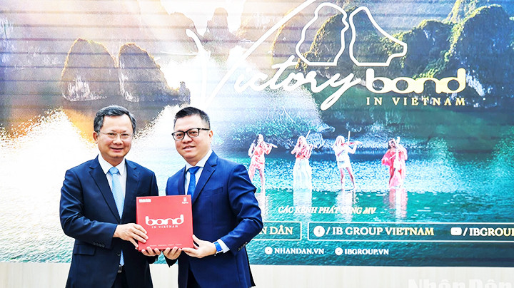 Tổng Biên tập Báo Nhân Dân Lê Quốc Minh (phải) trao tặng MV cho Phó Chủ tịch UBND tỉnh Quảng Ninh Cao Tường Huy.