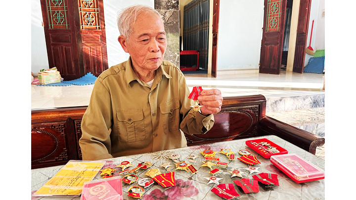 Những câu chuyện thời chiến mãi là ký ức hào hùng của người lính sửa xe Nguyễn Văn Tấn.