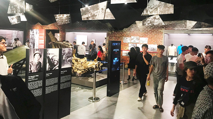 Lý thuyết và những ứng dụng về ngữ pháp hình ảnh có thể phát huy hiệu quả trong lĩnh vực bảo tàng. Trong ảnh: Nhiều người quan tâm tìm hiểu hệ thống hình ảnh, hiện vật sinh động tại Bảo tàng Lịch sử quân sự Việt Nam. Ảnh: QUANG HƯNG