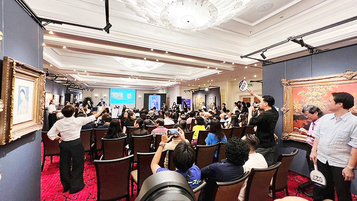 Phiên đấu giá tháng 10/2024 của Millon với hai tác phẩm lụa tiêu điểm của họa sĩ Lê Phổ là “Món quà từ mẹ” và “Quý bà và con vẹt”.