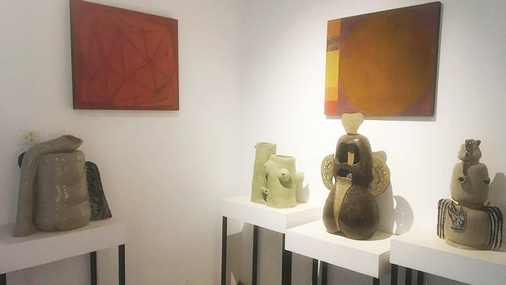 Một góc phòng tranh và tác phẩm gốm của họa sĩ Nguyễn Quân.