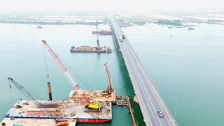 Trên công trường xây dựng cầu Gianh. Ảnh: VŨ HÀ