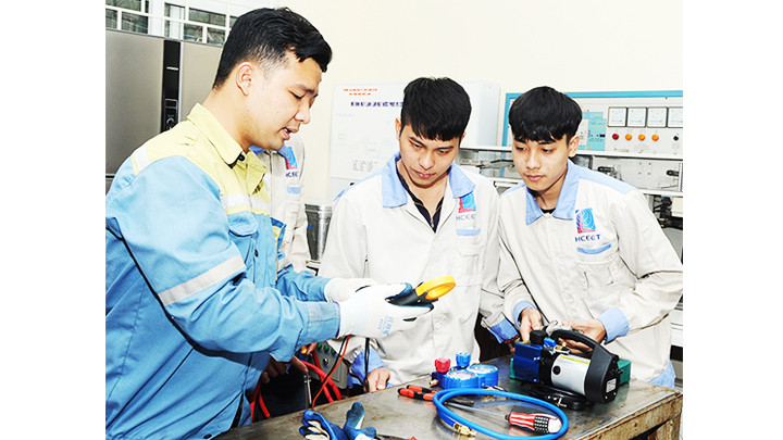 Học nghề là hướng đi mà nhiều bạn trẻ lựa chọn. Ảnh: HẢI NAM