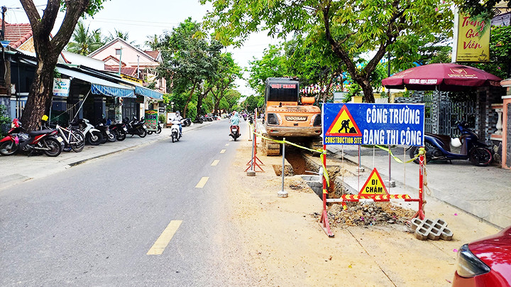 Đường Nguyễn Duy Hiệu vừa làm xong lại đào bới gây bất tiện trong việc đi lại của người dân.