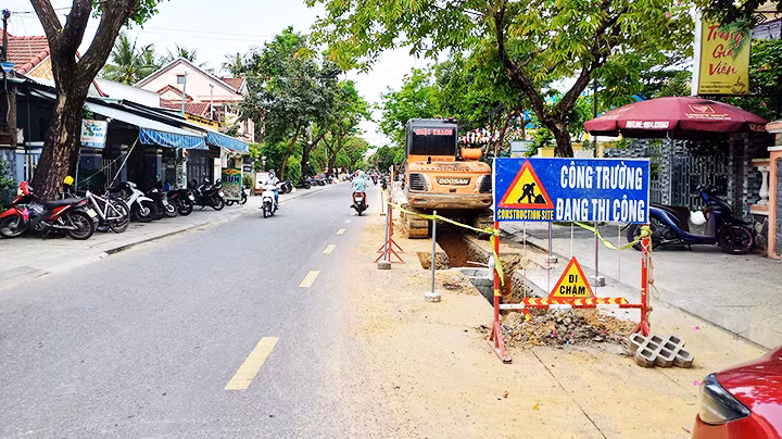 Đường Nguyễn Duy Hiệu vừa làm xong lại đào bới gây bất tiện trong việc đi lại của người dân.