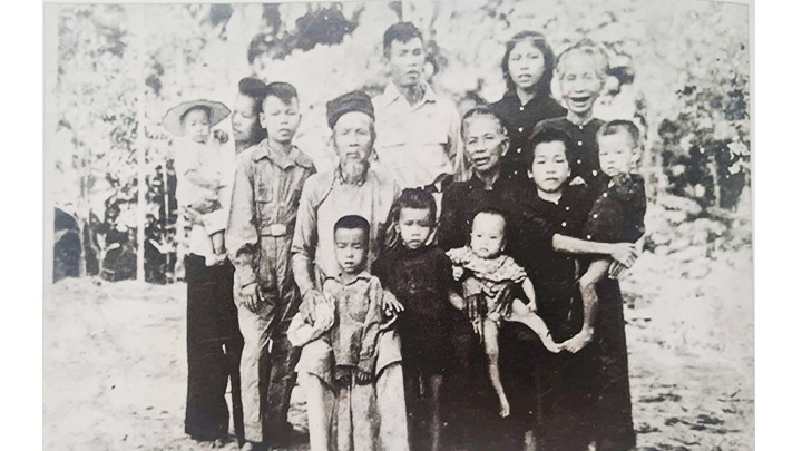 Đại gia đình Anh hùng LLVTND Hồ Thị Kim Thanh (đứng bên phải bế em) chụp năm 1953. Ảnh: Gia đình cung cấp