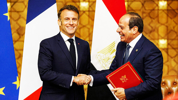 Hai Tổng thống Pháp (trái) và Ai Cập bắt tay sau cuộc hội đàm tại Cairo. Ảnh: AFP