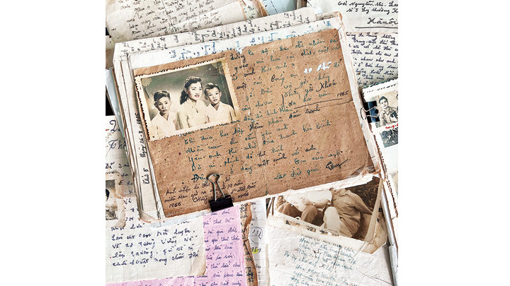 Mỗi lá thư là niềm hy vọng, minh chứng cho sự sống của người lính nơi chiến tuyến.