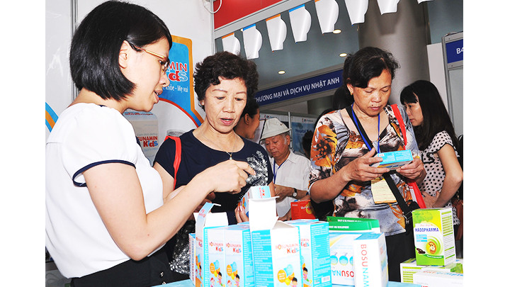 Tìm hiểu các loại thực phẩm chức năng được bán trên thị trường. Ảnh: NAM HẢI