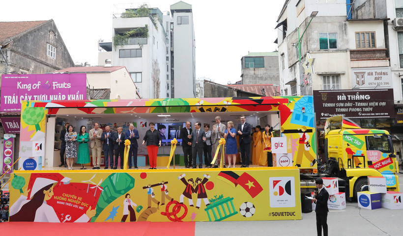 Đại biểu hai nước cắt băng khởi động Chuyến xe Hướng nghiệp.