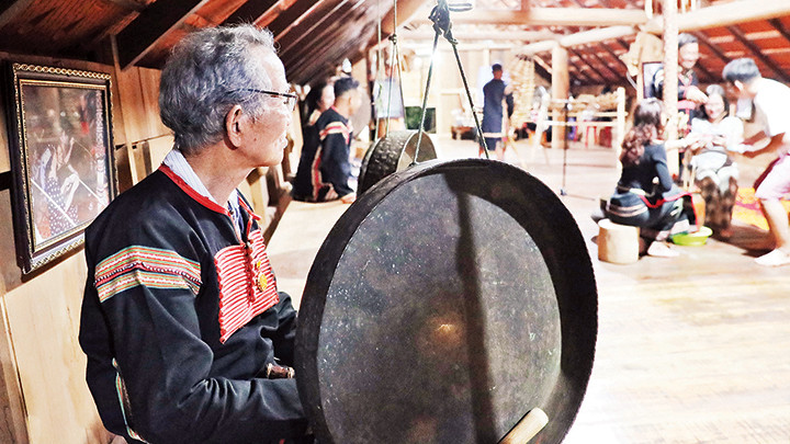 Nghệ nhân Ưu tú Ama H’Loan (Đắk Lắk) trong một tối biểu diễn cồng chiêng phục vụ du khách. 