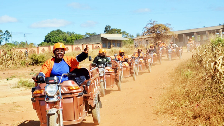 Xe ba bánh điện tại vùng nông thôn ở Zimbabwe. Ảnh: CNN